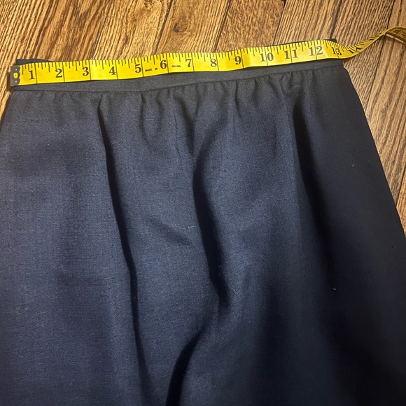 Doncaster vintage Wool shin-length skirt in size small. - Picture 5 of 5